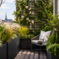 Aménagement d’un petit balcon à Genève avec bacs anthracite, treillis végétalisé, plantes grimpantes et coin détente intimiste.